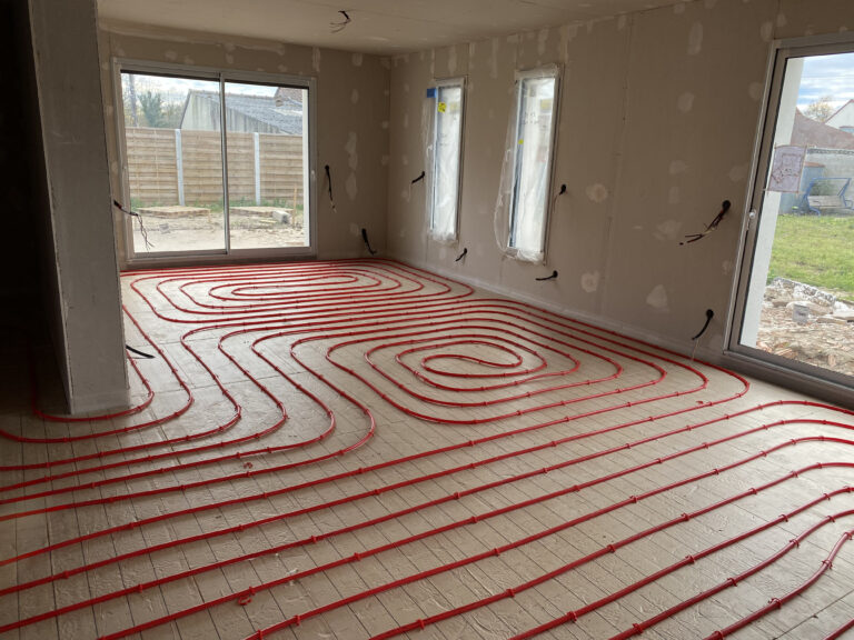 Installation de chauffage au sol pendant des travaux intérieurs.