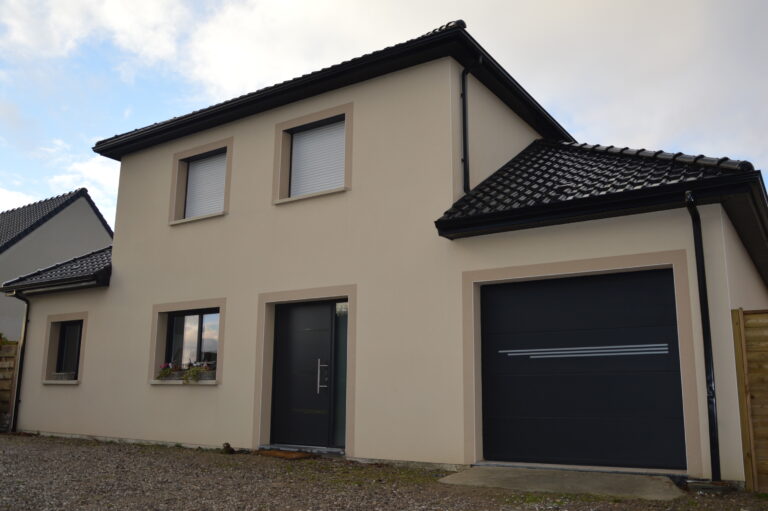 Pavillon neuf avec façade en enduit clair et garage intégré dans le Nord-Pas-De-Calais