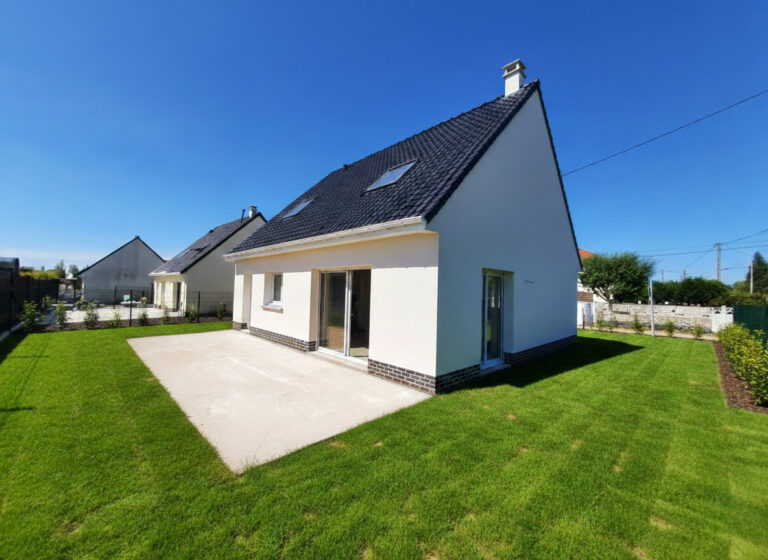 Construction d’une maison individuelle avec toit 2 pans et Velux dans les Hauts-de-France